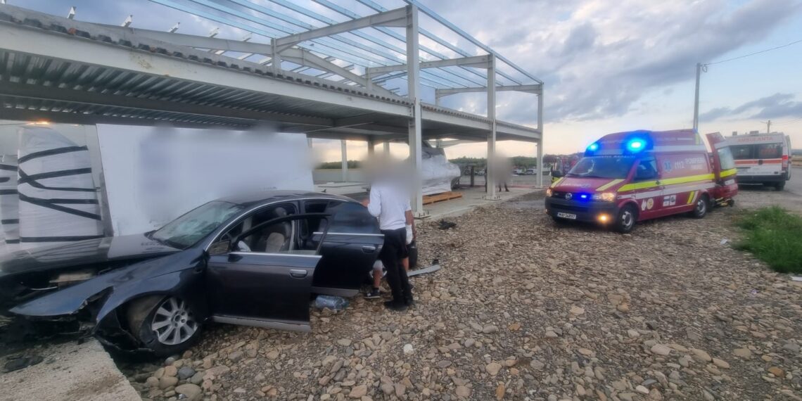 FOTO Un autoturism a ieșit în afara părții carosabile, pe raza orașului Vicovu de Sus. Patru persoane au fost transportate la spital