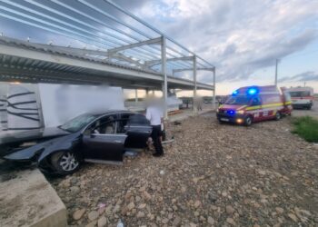 FOTO Un autoturism a ieșit în afara părții carosabile, pe raza orașului Vicovu de Sus. Patru persoane au fost transportate la spital