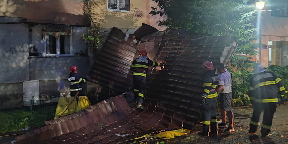 FOTO Vijelia de aseară a luat pe sus acoperișul unui bloc din Fălticeni