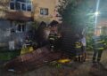 FOTO Vijelia de aseară a luat pe sus acoperișul unui bloc din Fălticeni