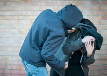 Decizie definitivă. Pedeapsă majorată de la 6 la 9 ani de închisoare, pentru angajatul unui bar, care l-a bătut pe un client aghesmuit și l-a împins în stradă. Victima a murit după câteva zile