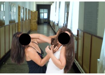 O mămică din Suceava a fost condamnată la amendă penală de 9.000 de lei pentru că a lovit-o pe directoarea unei școli, cu podul palmei, în zona pieptului. Disputa femeilor a avut loc pe holul unității de învățământ