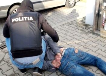 Urmărire în trafic și încătușare a unui șofer fără permis care nu a oprit la semnalul regulamentar al polițiștilor, pe raza comunei Volovăț