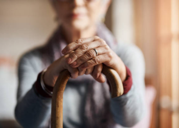 O bătrână a scăpat basma curată după ce i-a aplicat cumnatului, în vârstă de 88 de ani, mai multe lovituri cu un băț în zona capului. Inculpata trebuie să îi plătească persoanei vătămate daune morale și materiale în valoare de 6.000 de lei