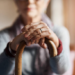 O bătrână a scăpat basma curată după ce i-a aplicat cumnatului, în vârstă de 88 de ani, mai multe lovituri cu un băț în zona capului. Inculpata trebuie să îi plătească persoanei vătămate daune morale și materiale în valoare de 6.000 de lei