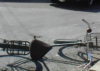 Un adolescent cherchelit a ajuns la spital cu capul lovit și genunchiul drept julit, după ce a căzut de pe bicicletă. Acesta a intrat în coliziune cu trotuarul