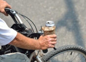 Biciclist beat turtă, acroșat de un motociclist fără permis de conducere, în localitatea Bogdănești