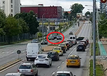 VIDEO cu momentul în care un șofer de BMW pulverizează spray iritant lacrimogen într-o mașină în care se aflau mai mulți copii, printre care un bebeluș de 8 zile