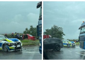 FOTO Un BMW care trebuia să ajungă în dotarea IPJ Suceava a fost implicat într-un accident mortal în județul Vrancea. Șoferul celuilalt autoturism nu a acordat prioritate de trecere mașinii de poliție