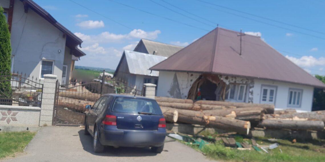 FOTO O casă din Bogdănești a fost distrusă de mai mulți bușteni căzuți dintr-un camion ce s-a răsturnat