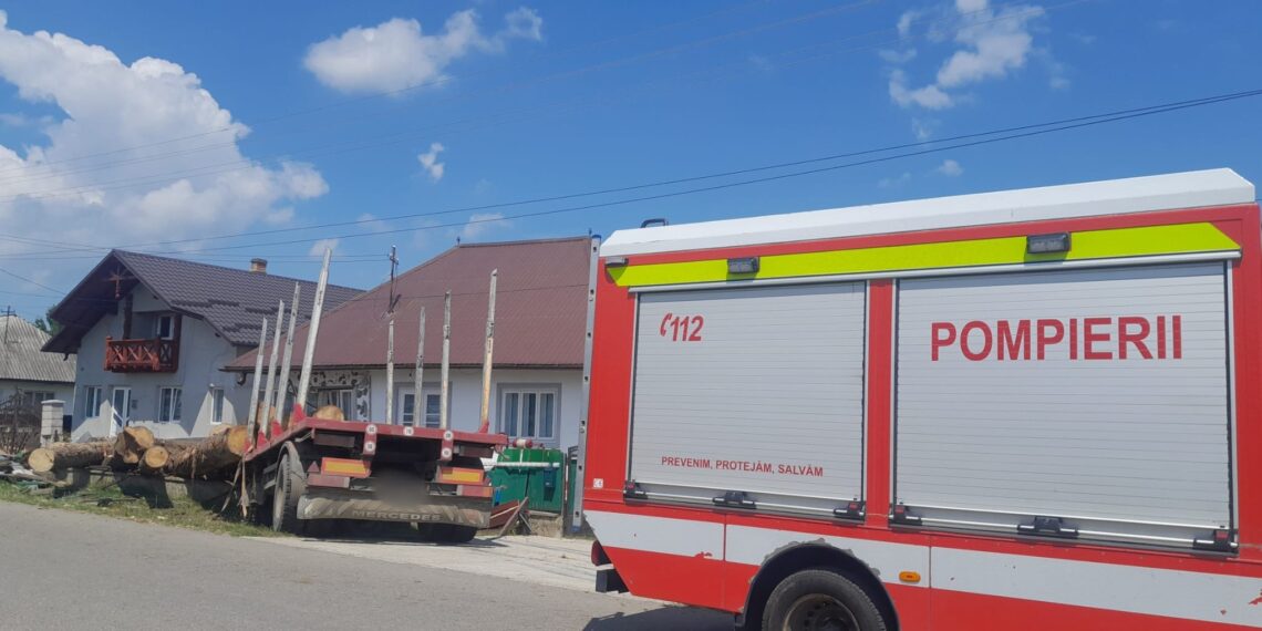 FOTO O casă din Bogdănești a fost distrusă de mai mulți bușteni căzuți dintr-un camion ce s-a răsturnat