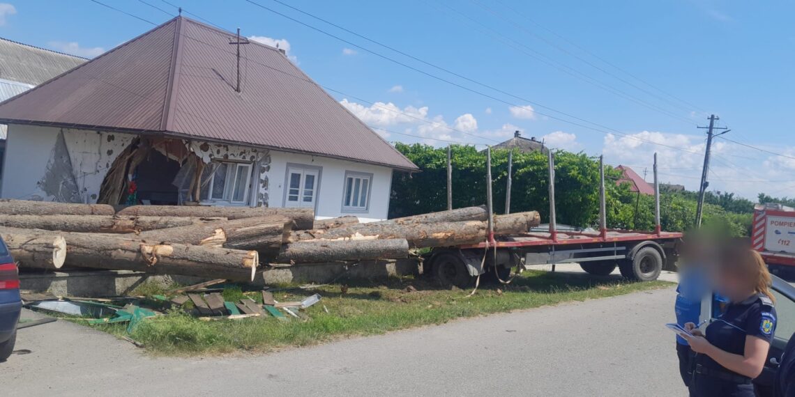 FOTO O casă din Bogdănești a fost distrusă de mai mulți bușteni căzuți dintr-un camion ce s-a răsturnat