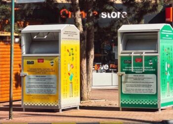 O femeie din Șcheia a fost prinsă la furat, cocoțată pe un container pentru colectarea îmbrăcămintei folosite, din zona Curcubeu. Un trecător a dat-o în primire polițiștilor sunând la 112