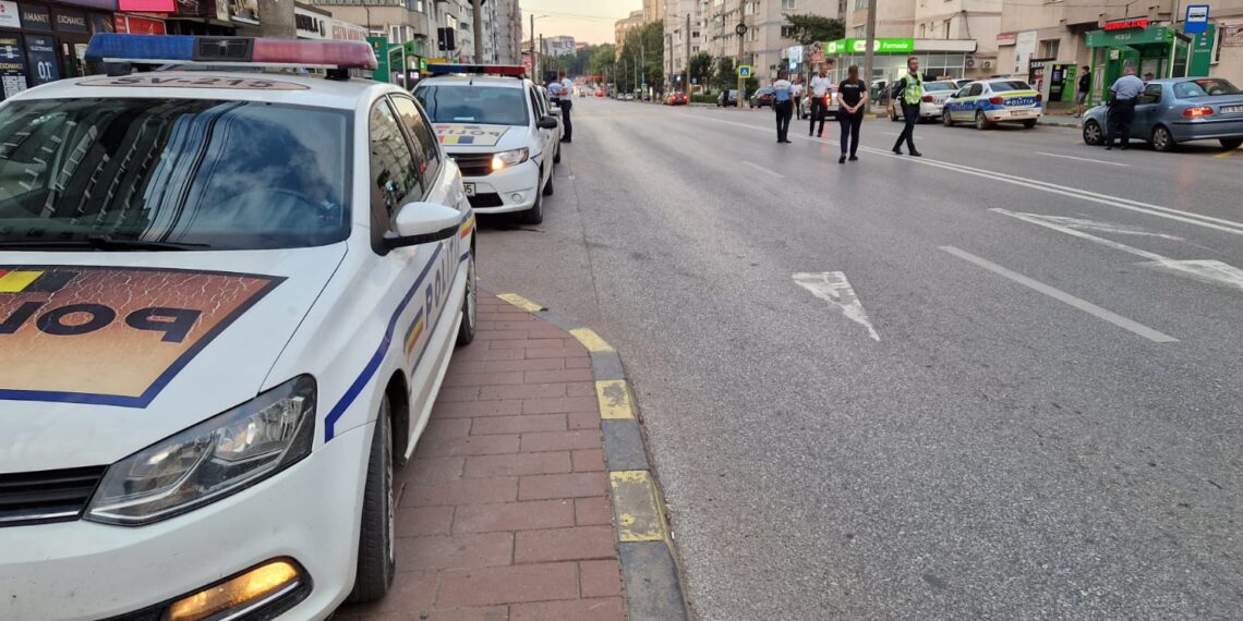 FOTO Polițiștii suceveni organizează acțiuni tip Blitz și filtre rutiere pe raza județului. Oamenii legii au verificat 265 de autovehicule, au reținut patru permise de conducere și au aplicat 14 amenzi, în doar o oră
