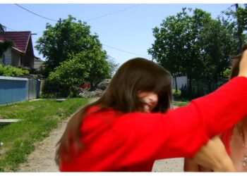 Două femei s-au tras de păr și și-au împărțit palme pe un drum din satul Corocăiești. O a treia femeie, care a încercat să le despartă pe cele două, a încasat o palmă peste față