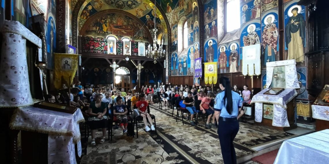 FOTO Polițiștii suceveni au instruit peste 300 de elevi și cadre didactice privind prevenirea pericolelor din mediul online