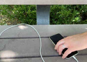 Polițiștii caută telefonul uitat de o tânără pe o bancă de pe esplanada Casei de Cultură Suceava