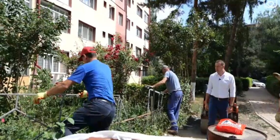 VIDEO Viceprimarul Sucevei, Lucian Harșovschi, a început curățarea orașului de ”improvizațiile” învechite făcute de unii suceveni. Gardurile metalice sau din lemn care afectează aspectul străzilor și siguranța cetățenilor vor dispărea