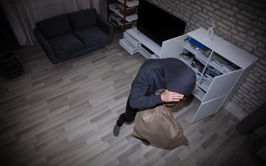 Hoții au intrat în locuința unui bărbat de pe strada Jean Bart și au furat ce au apucat, în timp ce acesta coborâse la magazinul din fața blocului