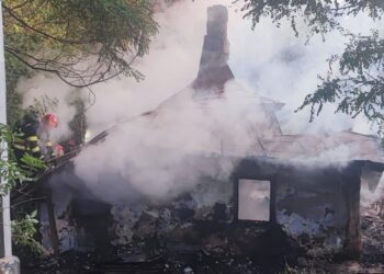 FOTO Incendiu izbucnit la o casă din Berești, din cauza unei lumânări aprinse. Trupul unui bătrân de 79 de ani a fost găsit carbonizat