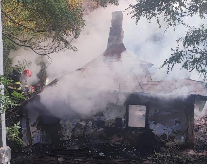 FOTO Incendiu izbucnit la o casă din Berești, din cauza unei lumânări aprinse. Trupul unui bătrân de 79 de ani a fost găsit carbonizat