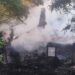 FOTO Incendiu izbucnit la o casă din Berești, din cauza unei lumânări aprinse. Trupul unui bătrân de 79 de ani a fost găsit carbonizat