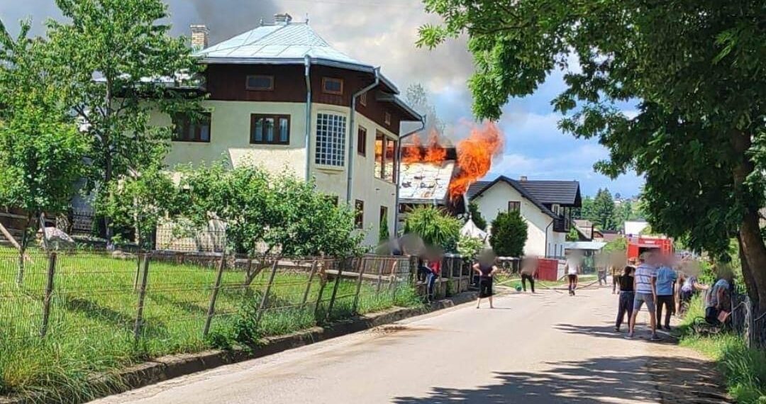 FOTO Incendiu izbucnit la o gospodărie din Paltinu. Un adolescent de 15 ani a suferit un atac de panică