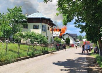 FOTO Incendiu izbucnit la o gospodărie din Paltinu. Un adolescent de 15 ani a suferit un atac de panică