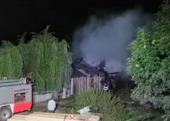 FOTO Incendiu de proporții la o gospodărie din satul Vuliva, comuna Frătăuții Noi. Pompierii au intervenit cu opt autospeciale de stingere
