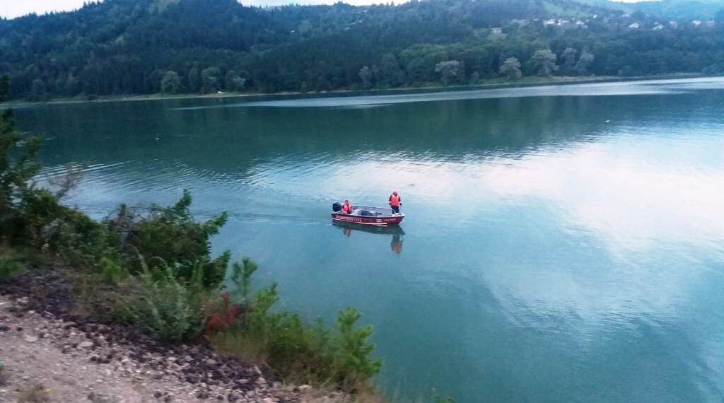 Un bărbat de 36 de ani, din Vatra Dornei, s-a înecat în lacul Bicaz. Acesta a sărit după o minge