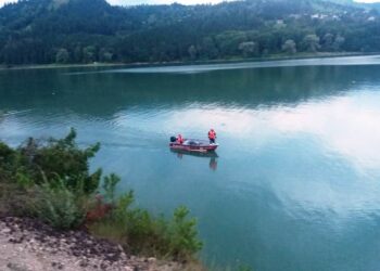 Un bărbat de 36 de ani, din Vatra Dornei, s-a înecat în lacul Bicaz. Acesta a sărit după o minge