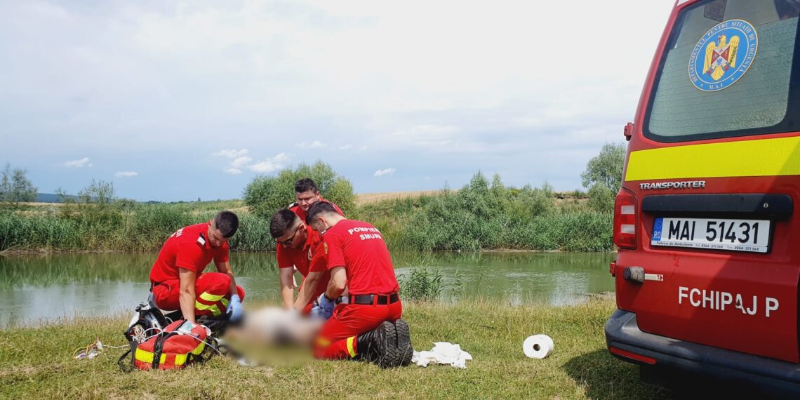 FOTO Un tânăr de 18 ani s-a înecat în râul Siret, pe raza localității Zvoriștea. Pompierii militari l-au găsit în apă, după ce l-au căutat cu două bărci pneumatice