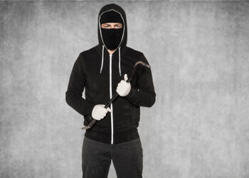 Un tânăr botoșănean a fost trimis în judecată pentru că l-a rupt cu bătaia pe un consătean, în timp ce se întorceau acasă de la crâșmă, de Rusalii. Victima a avut nevoie de aproape trei luni de spitalizare, după ce a fost lovită cu ranga în cap