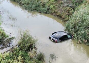 Un șofer abțiguit s-a răsturnat cu mașina în râul Putnișoara, după ce s-a luat la întrecere cu polițiștii. Oamenii legii au salvat persoanele din autoturism, înainte ca interiorul autovehiculului să fie inundat complet, și l-au amendat pe șofer cu 2.755 lei