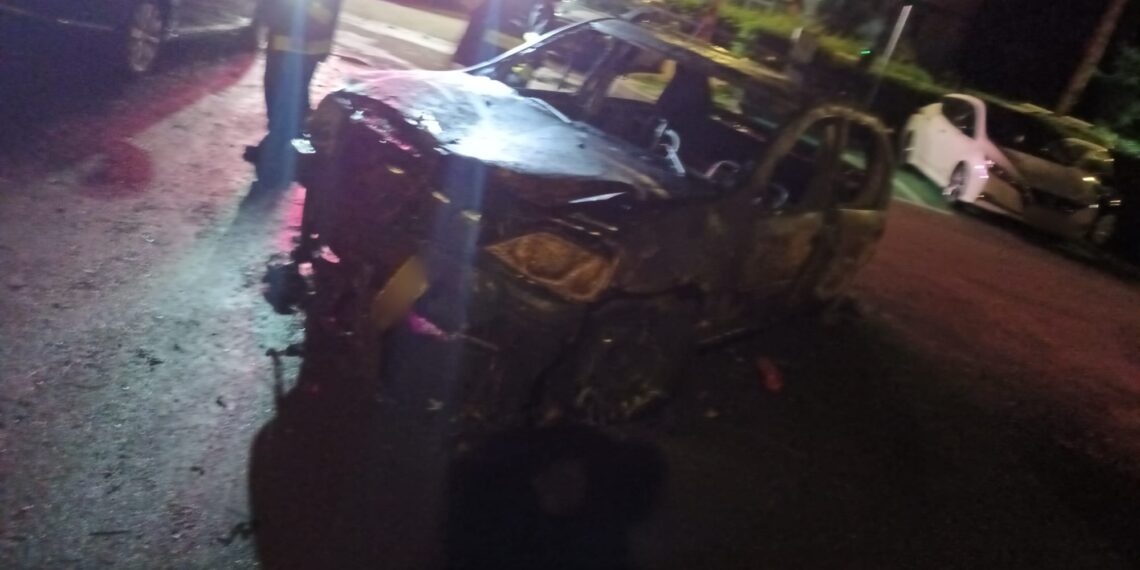 FOTO O mașină condusă de un sucevean beat turtă s-a făcut scrum pe strada Samoil Isopescu, provocând pagube altor patru autoturisme. Martorii l-au salvat pe șofer, scoțându-l din mașina cuprinsă de flăcări