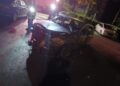 FOTO O mașină condusă de un sucevean beat turtă s-a făcut scrum pe strada Samoil Isopescu, provocând pagube altor patru autoturisme. Martorii l-au salvat pe șofer, scoțându-l din mașina cuprinsă de flăcări