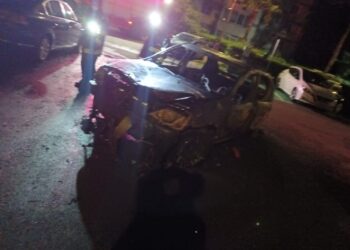 FOTO O mașină condusă de un sucevean beat turtă s-a făcut scrum pe strada Samoil Isopescu, provocând pagube altor patru autoturisme. Martorii l-au salvat pe șofer, scoțându-l din mașina cuprinsă de flăcări