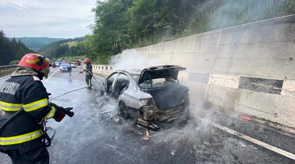 FOTO Un autoturism s-a făcut scrum în zona Mestecăniș