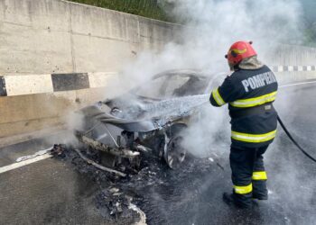 FOTO Un autoturism s-a făcut scrum în zona Mestecăniș