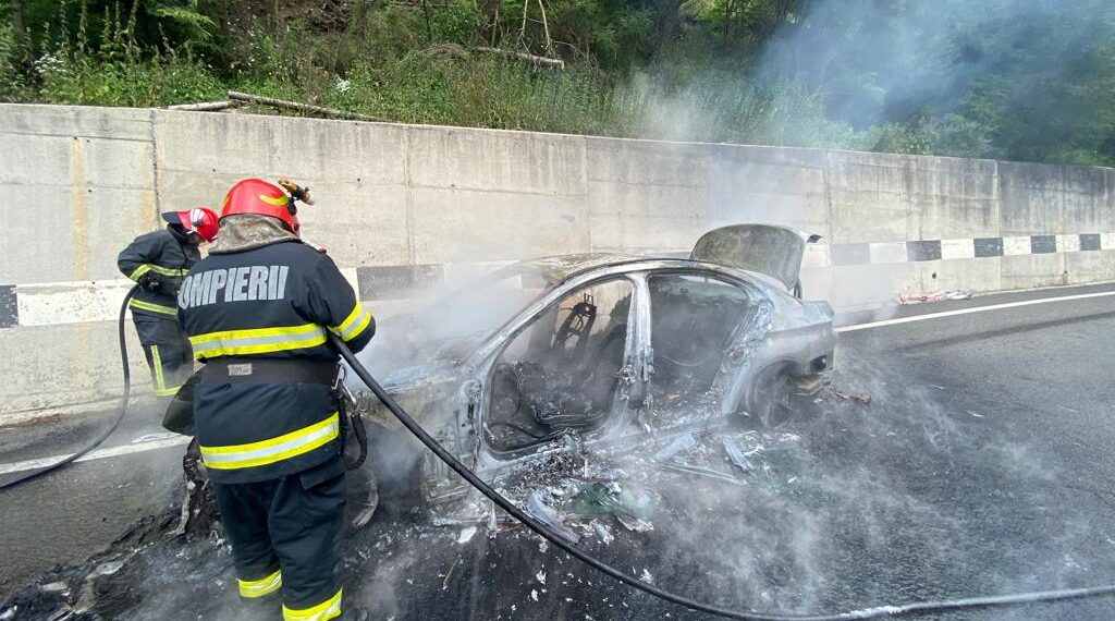FOTO Un autoturism s-a făcut scrum în zona Mestecăniș