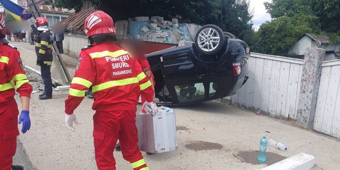 FOTO Un autoturism s-a răsturnat pe raza localității Dumbrăveni. Două persoane au fost transportate la spital