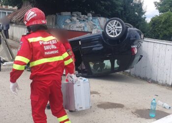 FOTO Un autoturism s-a răsturnat pe raza localității Dumbrăveni. Două persoane au fost transportate la spital