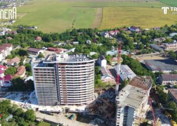 Un zidar de la Trutzi a ajuns la spital după ce a căzut de pe o scară aflată la etajul 15 al unui bloc din complexul rezidențial Avanera din Areni