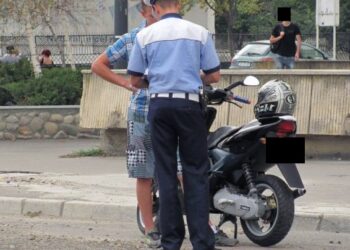 Un puști de 14 ani a furat mopedul bunicului său și s-a luat la întrecere cu polițiștii prin Cajvana. Cursa s-a încheiat când minorul a pierdut controlul vehiculului și s-a întins pe pietriș