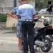 Un puști de 14 ani a furat mopedul bunicului său și s-a luat la întrecere cu polițiștii prin Cajvana. Cursa s-a încheiat când minorul a pierdut controlul vehiculului și s-a întins pe pietriș