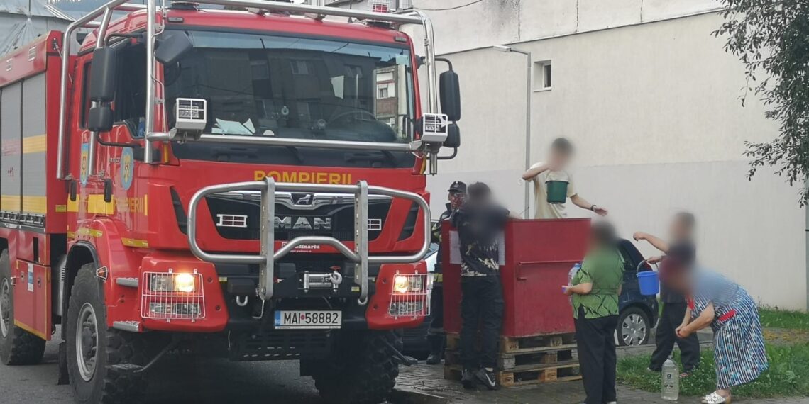 FOTO Pompierii militari le transportă apă menajeră localnicilor din Câmpulung Moldovenesc, afectați de închiderea temporară a rețelei de apă