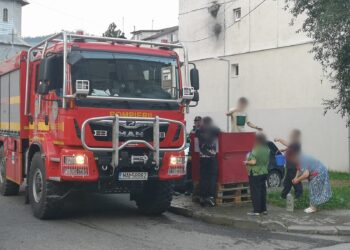FOTO Pompierii militari le transportă apă menajeră localnicilor din Câmpulung Moldovenesc, afectați de închiderea temporară a rețelei de apă