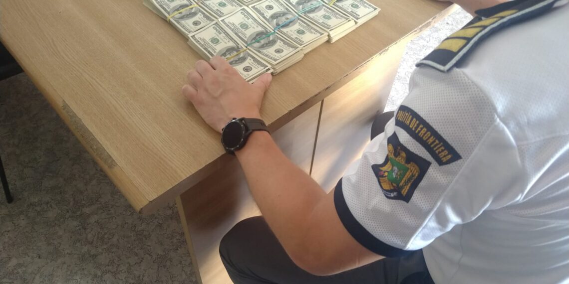 FOTO Polițiștii de frontieră din PTF Siret i-au stricat ziua unei femei care se plimba cu 100.000 de dolari burdușiți într-un rucsac