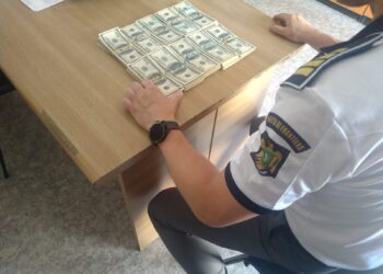 FOTO Polițiștii de frontieră din PTF Siret i-au stricat ziua unei femei care se plimba cu 100.000 de dolari burdușiți într-un rucsac