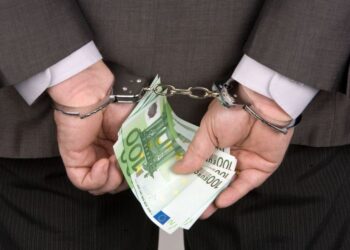 Un soi de cămătar din Vicovu de Sus, în vârstă de 61 de ani, a fost reținut 24 de ore pentru că a șantajat o familie. Individul a împrumutat victimelor 4.000 de euro și 7.300 de dolari și voia să-i jupoaie de 120.000 de euro sau de imobilul în care locuiesc